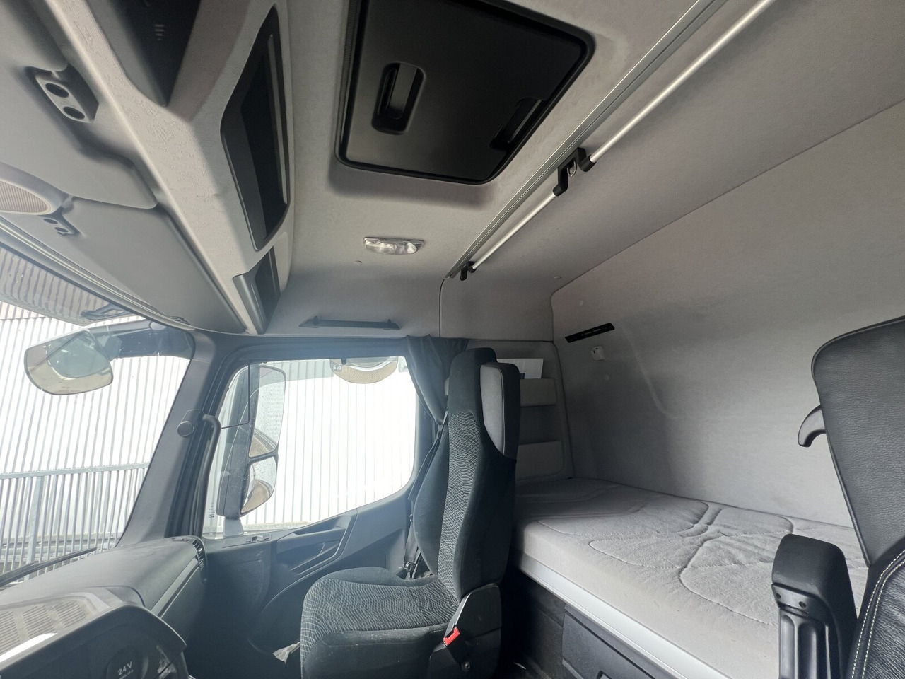 Mercedes-Benz Arocs 3253 K 8x4/4 Arocs 3253 K 8x4/4, Retarder, Motorabtrieb - 吊钩升降车:图5 Mercedes-Benz Arocs 3253 K 8x4/4 Arocs 3253 K 8x4/4, Retarder, Motorabtrieb - 吊钩升降车:图5