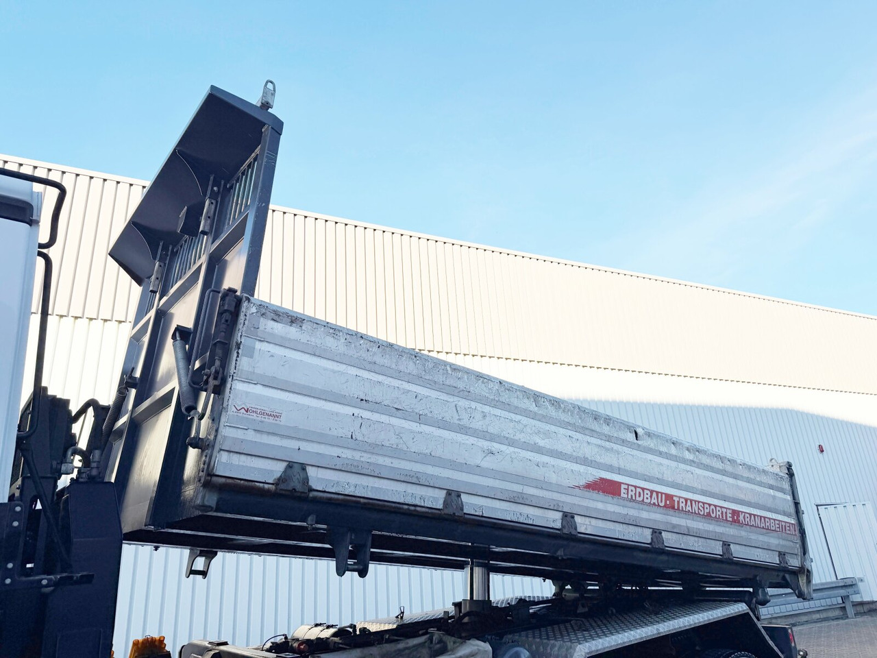 Mercedes-Benz Arocs 3351 AK 6x6 Arocs 3351 AK 6x6, Retarder, Grounder, Motorabtrieb, pneum. Heckklappenöffnung - 翻斗车:图2 Mercedes-Benz Arocs 3351 AK 6x6 Arocs 3351 AK 6x6, Retarder, Grounder, Motorabtrieb, pneum. Heckklappenöffnung - 翻斗车:图2