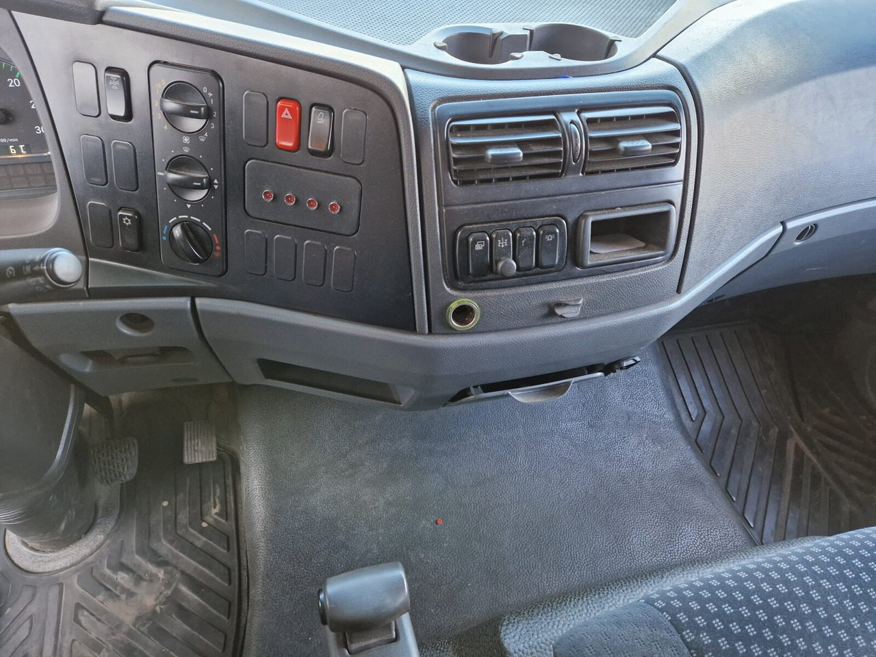 Mercedes-Benz Atego 1218 L 4x2 1218 L 4x2, Fassi Kran F 95A21 5.9m-1.545 kg, - 起重车:图4 Mercedes-Benz Atego 1218 L 4x2 1218 L 4x2, Fassi Kran F 95A21 5.9m-1.545 kg, - 起重车:图4