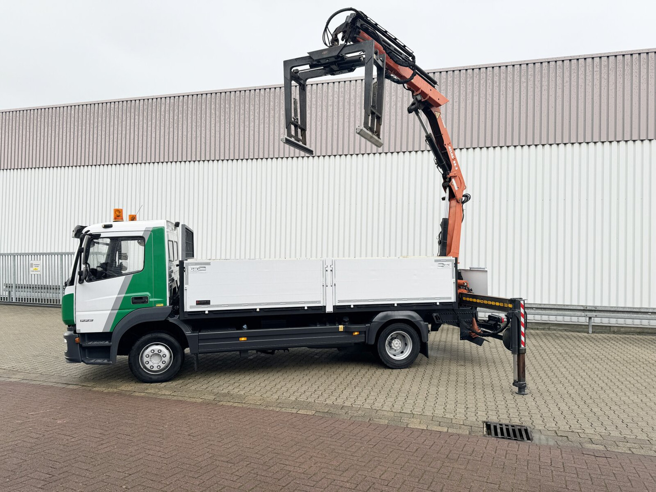 Mercedes-Benz Atego 1223 L 4x2 Atego 1223 L 4x2 mit Heckkran Atlas 88.3-A2L, Funk - 起重车, 栏板式/ 平板卡车:图2 Mercedes-Benz Atego 1223 L 4x2 Atego 1223 L 4x2 mit Heckkran Atlas 88.3-A2L, Funk - 起重车, 栏板式/ 平板卡车:图2