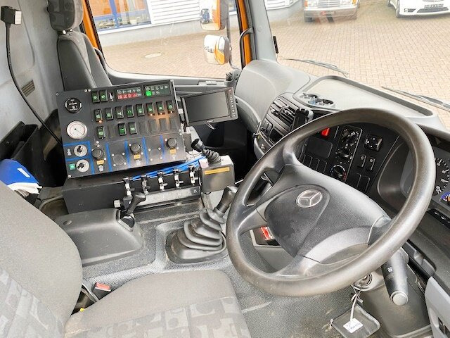 Mercedes-Benz Atego 1324 4x2 Atego 1324 4x2, Kehrmaschine Explorer 8 - 卡车:图2 Mercedes-Benz Atego 1324 4x2 Atego 1324 4x2, Kehrmaschine Explorer 8 - 卡车:图2