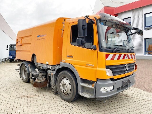 Mercedes-Benz Atego 1324 4x2 Atego 1324 4x2, Kehrmaschine Explorer 8 - 卡车:图1 Mercedes-Benz Atego 1324 4x2 Atego 1324 4x2, Kehrmaschine Explorer 8 - 卡车:图1