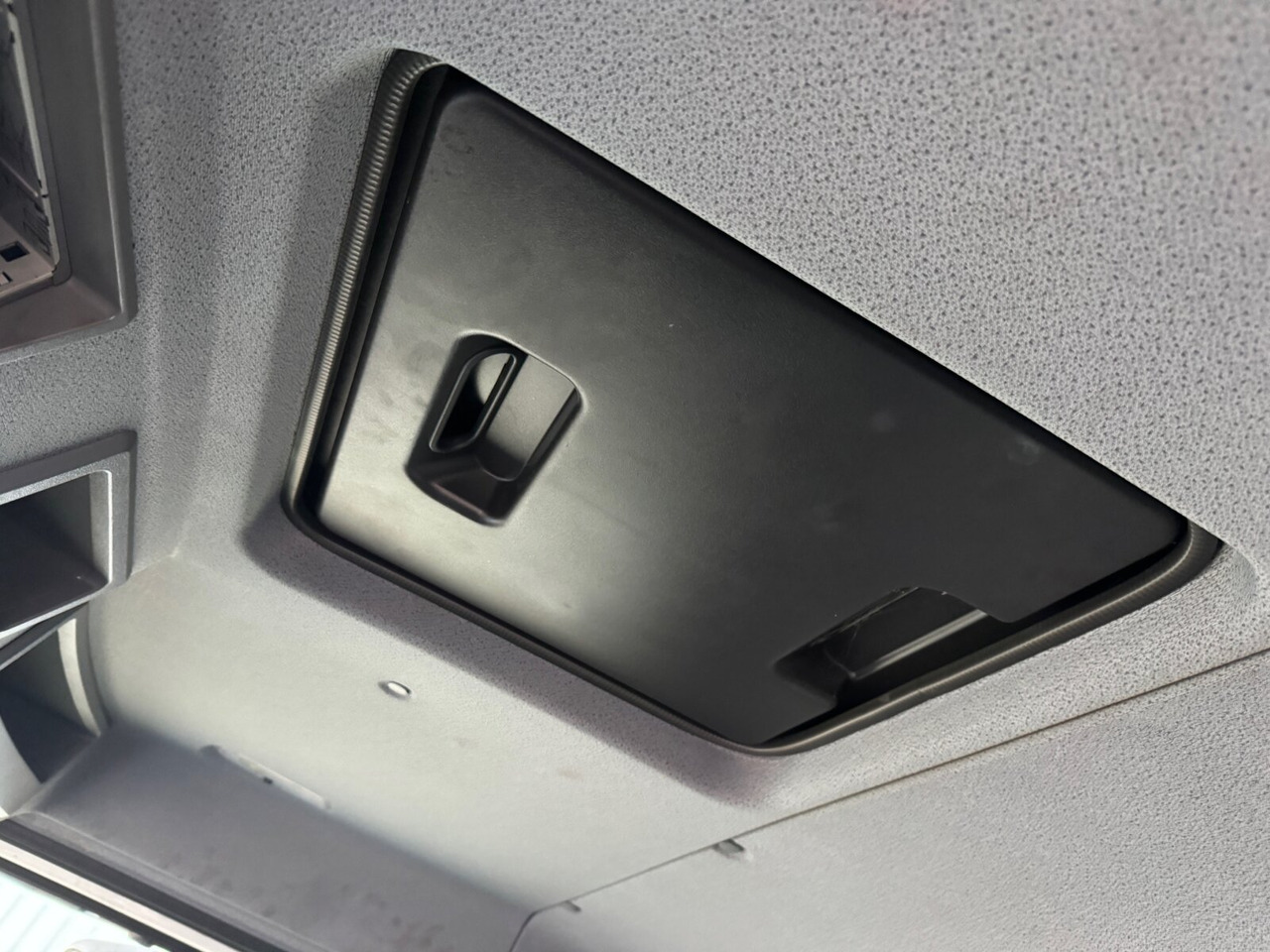 栏板式/ 平板卡车 Mercedes-Benz Atego 1530 L 4x2 Atego 1530 L 4x2 mit LBW Dhollandia:图6 栏板式/ 平板卡车 Mercedes-Benz Atego 1530 L 4x2 Atego 1530 L 4x2 mit LBW Dhollandia:图6