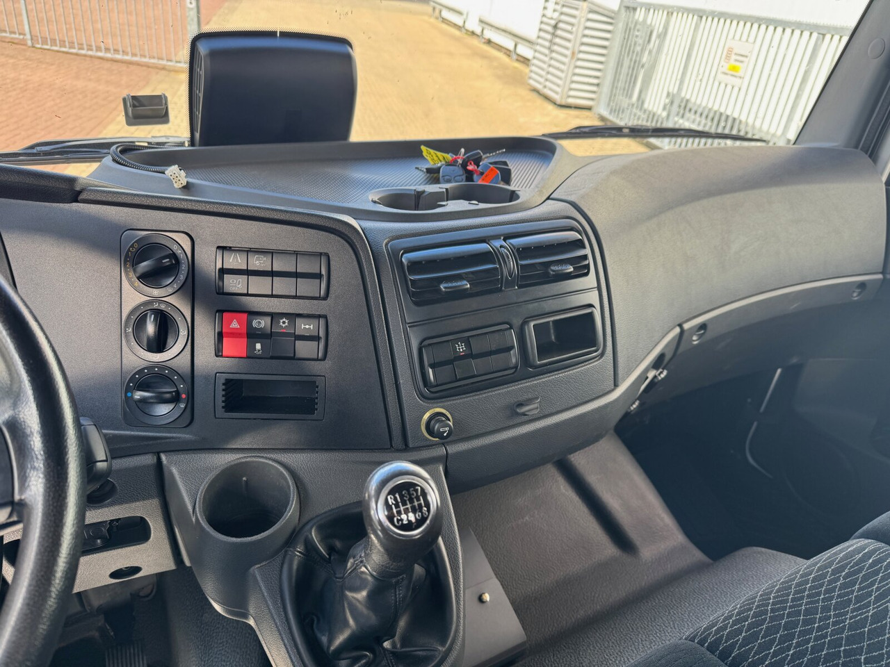 Mercedes-Benz Atego 1630 K 4x2 Atego 1630 K 4x2, 2x AHK - 翻斗车:图4 Mercedes-Benz Atego 1630 K 4x2 Atego 1630 K 4x2, 2x AHK - 翻斗车:图4