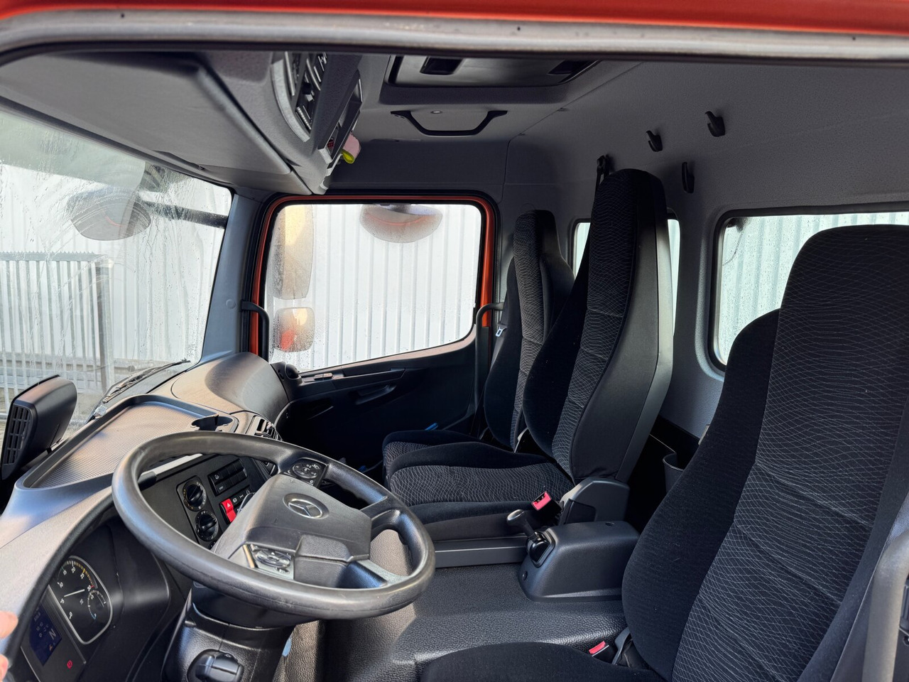 Mercedes-Benz Atego 824 L 4x2 Atego 824 L 4x2, Motorabtrieb, City-Abroller - 吊钩升降车:图4 Mercedes-Benz Atego 824 L 4x2 Atego 824 L 4x2, Motorabtrieb, City-Abroller - 吊钩升降车:图4