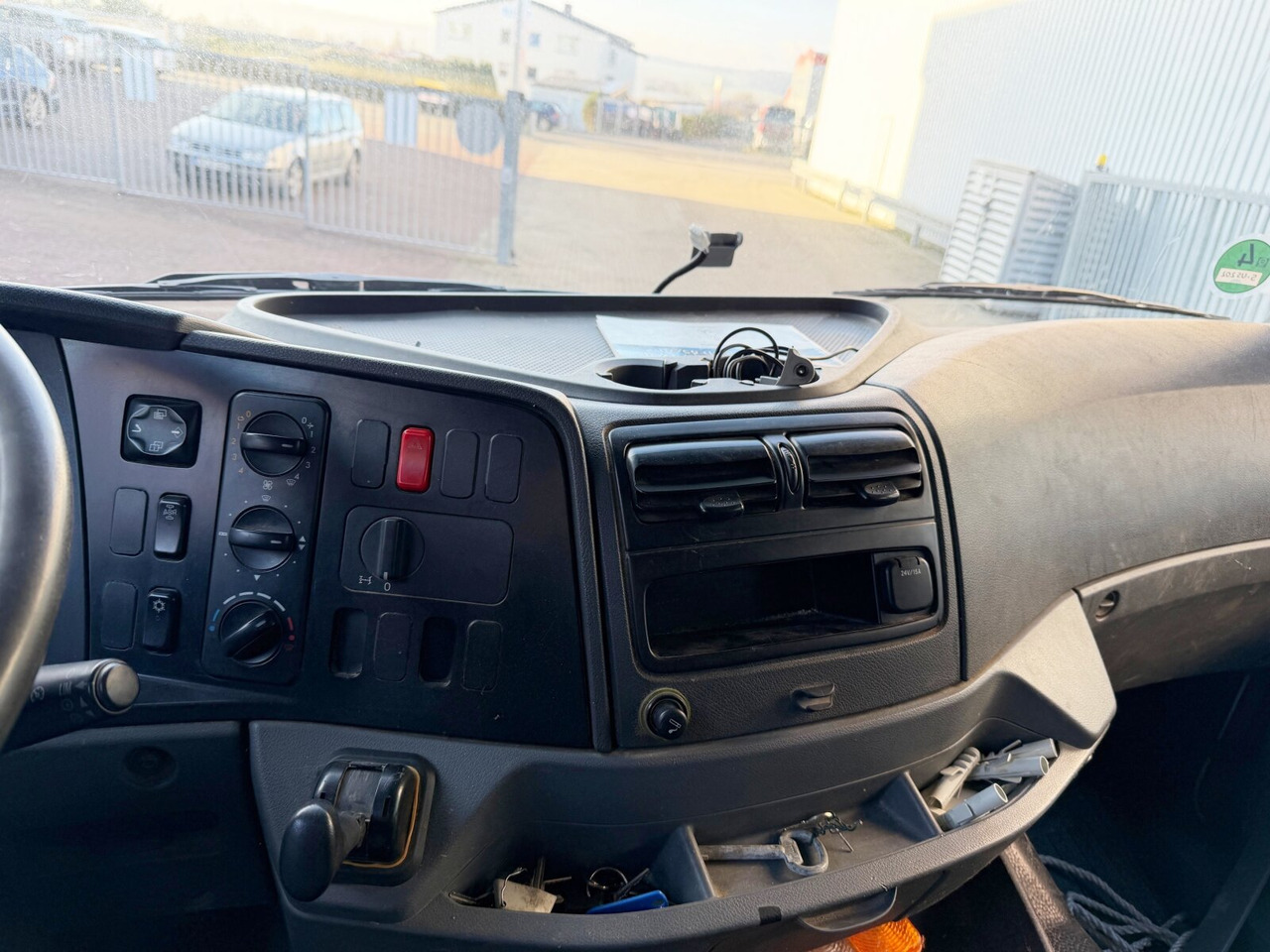 Mercedes-Benz Axor 1829 L 4x2 Axor 1829 L 4x2, 6-Sitzer - 栏板式/ 平板卡车:图4 Mercedes-Benz Axor 1829 L 4x2 Axor 1829 L 4x2, 6-Sitzer - 栏板式/ 平板卡车:图4