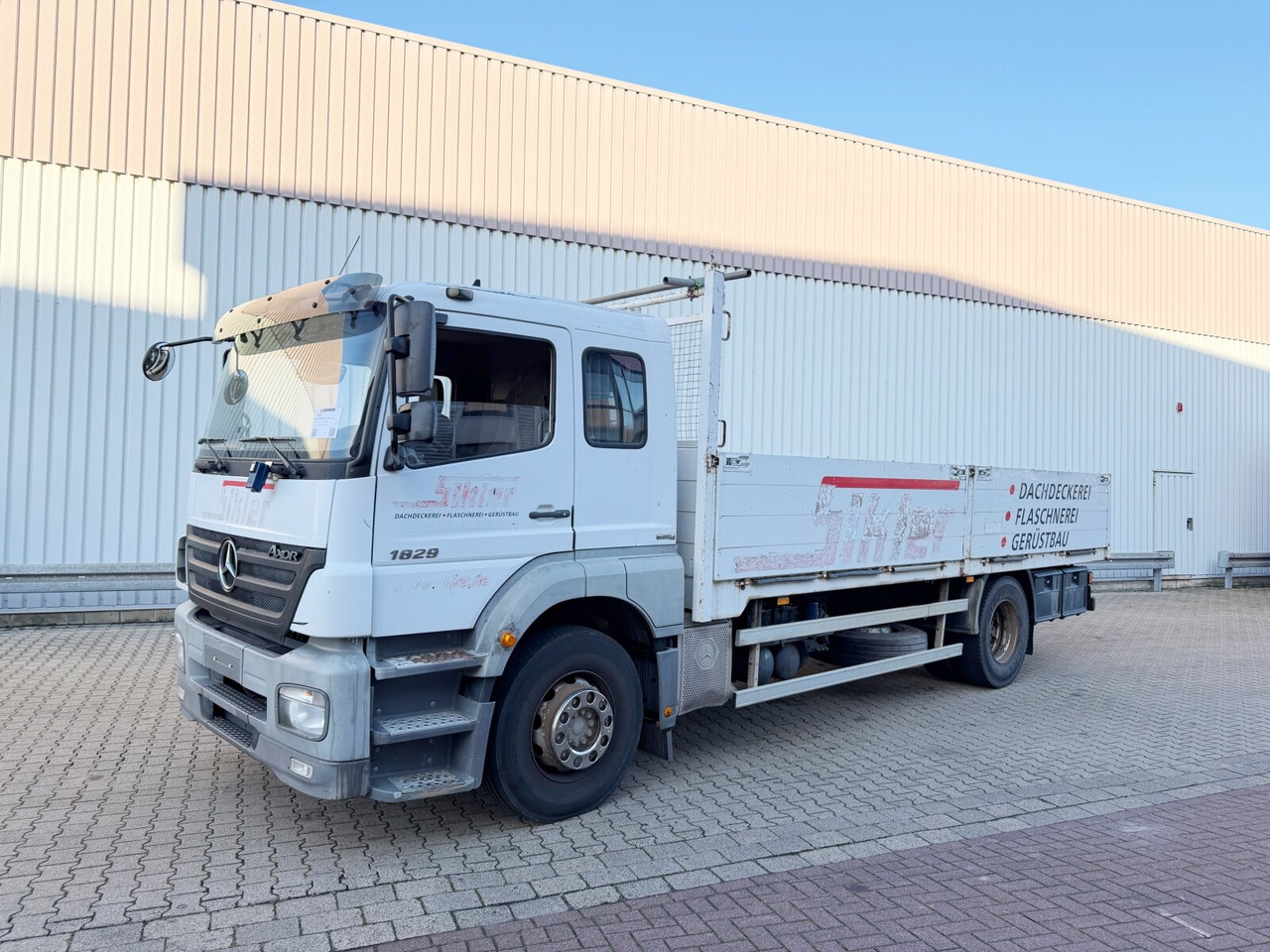 Mercedes-Benz Axor 1829 L 4x2 Axor 1829 L 4x2, 6-Sitzer - 栏板式/ 平板卡车:图1 Mercedes-Benz Axor 1829 L 4x2 Axor 1829 L 4x2, 6-Sitzer - 栏板式/ 平板卡车:图1