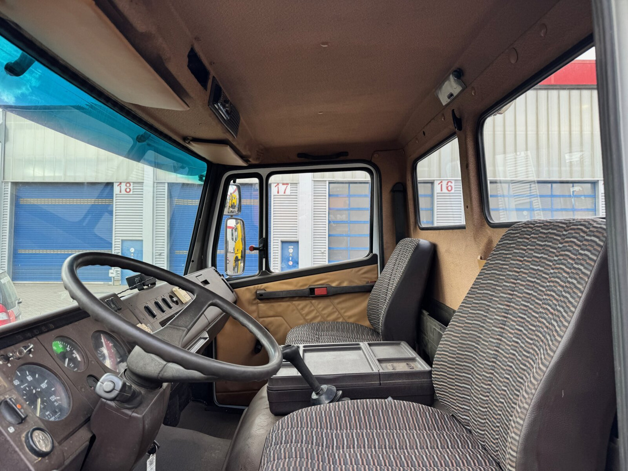 Interior photo 1: Mercedes-Benz LK 814 4x2 LK 814 4x2, 6-Zylinder, City-Abroller 租赁 Mercedes-Benz LK 814 4x2 LK 814 4x2, 6-Zylinder, City-Abroller