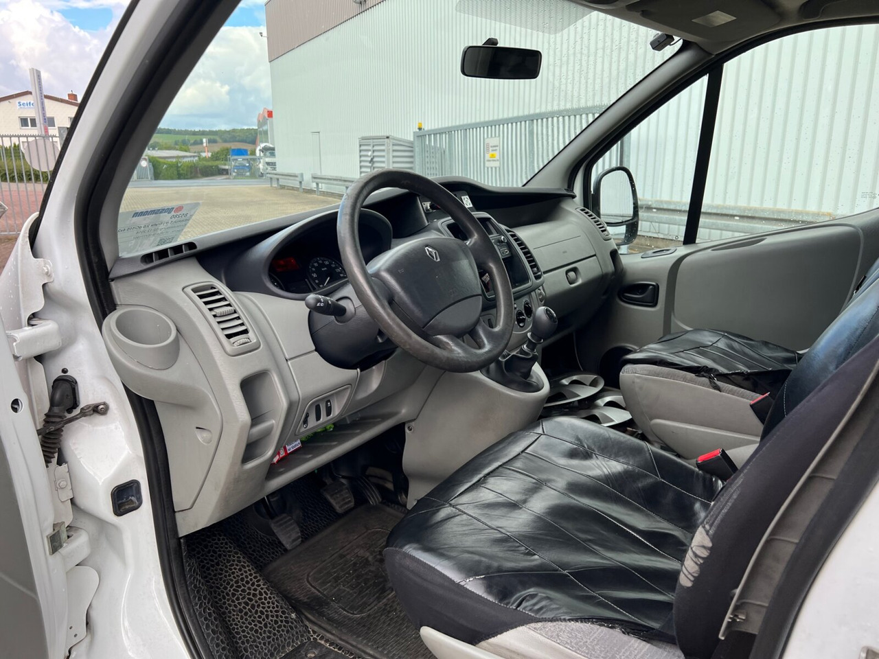 Renault Trafik 2.0 dCi115 4x2 Trafik 2.0 dCi115 4x2, Krankentransporter - 救护车:图5 Renault Trafik 2.0 dCi115 4x2 Trafik 2.0 dCi115 4x2, Krankentransporter - 救护车:图5
