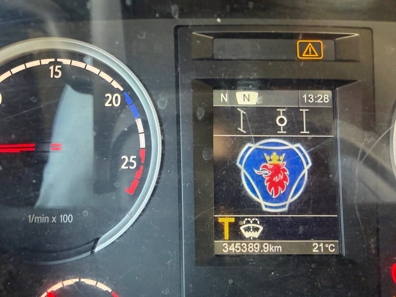 Scania P 320/400 6x2-4 P 320/400 6x2-4, Lenk-/Liftachse, Tele-Absetzanlage, Funk - 箕斗装载车:图4 Scania P 320/400 6x2-4 P 320/400 6x2-4, Lenk-/Liftachse, Tele-Absetzanlage, Funk - 箕斗装载车:图4