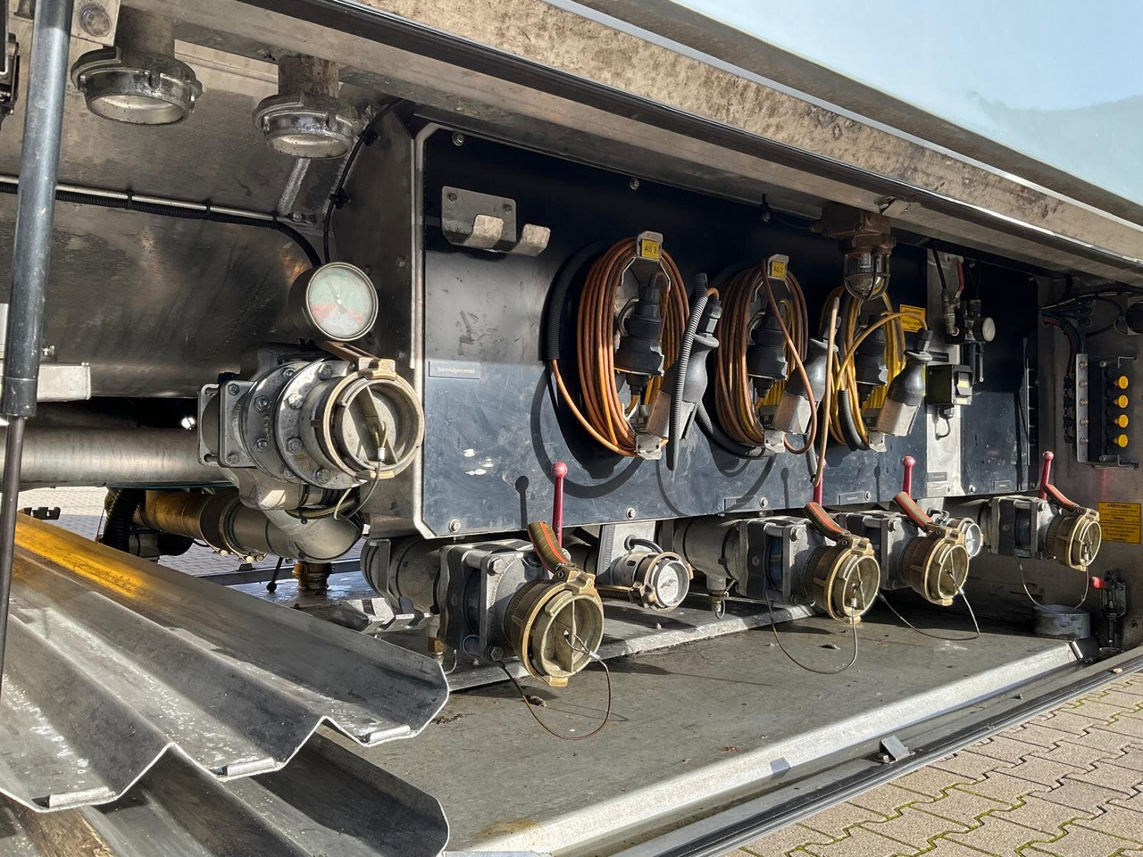 TAL-A-ZE 44,0 TAL-A-ZE 44,0, 43.500l, 4 Kammern, Untenbefüllung - 液罐半拖车:图2 TAL-A-ZE 44,0 TAL-A-ZE 44,0, 43.500l, 4 Kammern, Untenbefüllung - 液罐半拖车:图2