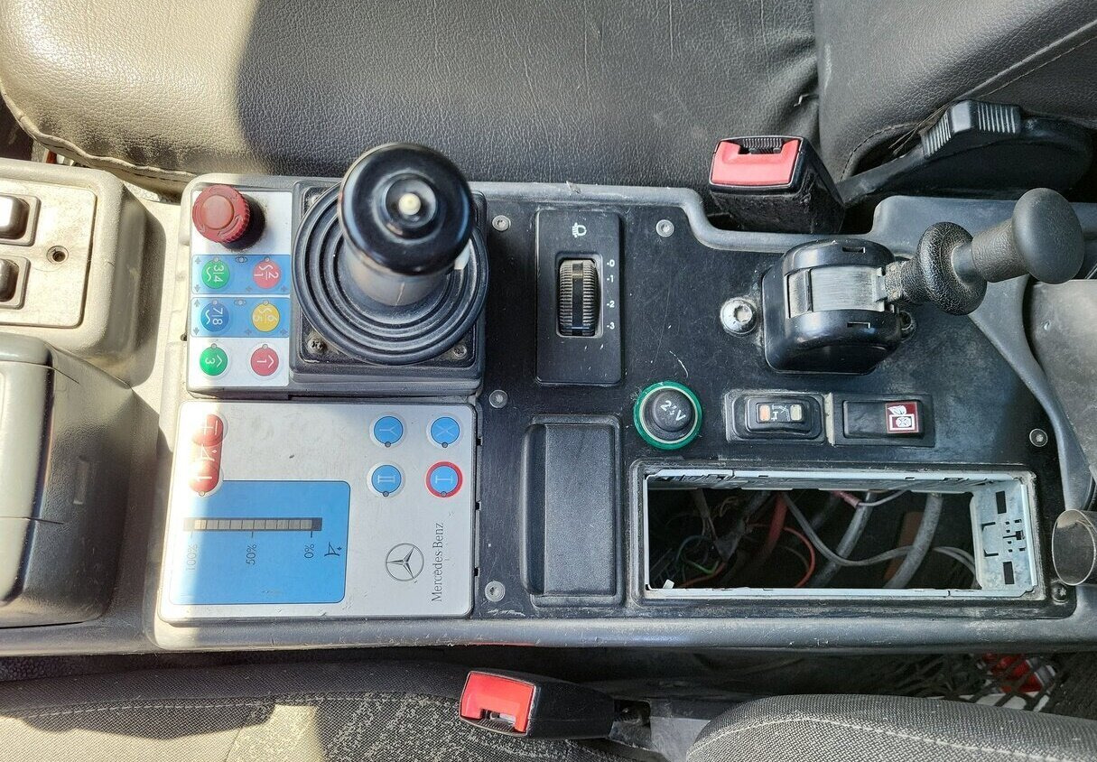 Unimog U 20 4x4 U 20 4x4, Zapfwelle, Kran Hiab 022D-3 HiDuo, Funk - 小型货车:图4 Unimog U 20 4x4 U 20 4x4, Zapfwelle, Kran Hiab 022D-3 HiDuo, Funk - 小型货车:图4