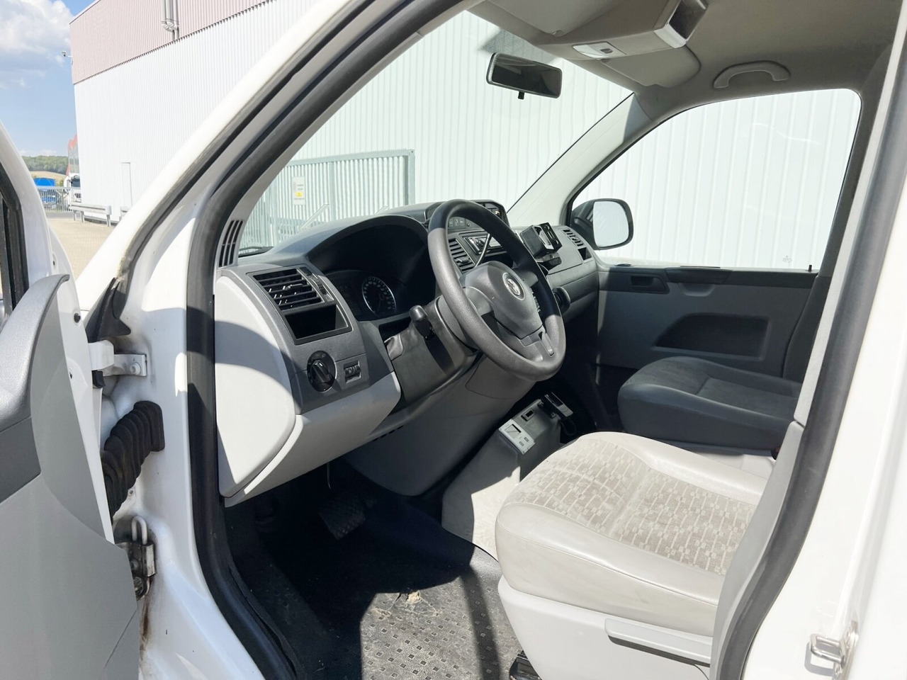 Volkswagen T5 2.0 TDI 4x2 T5 2.0 TDI 4x2, Krankenwagen - 救护车:图3 Volkswagen T5 2.0 TDI 4x2 T5 2.0 TDI 4x2, Krankenwagen - 救护车:图3