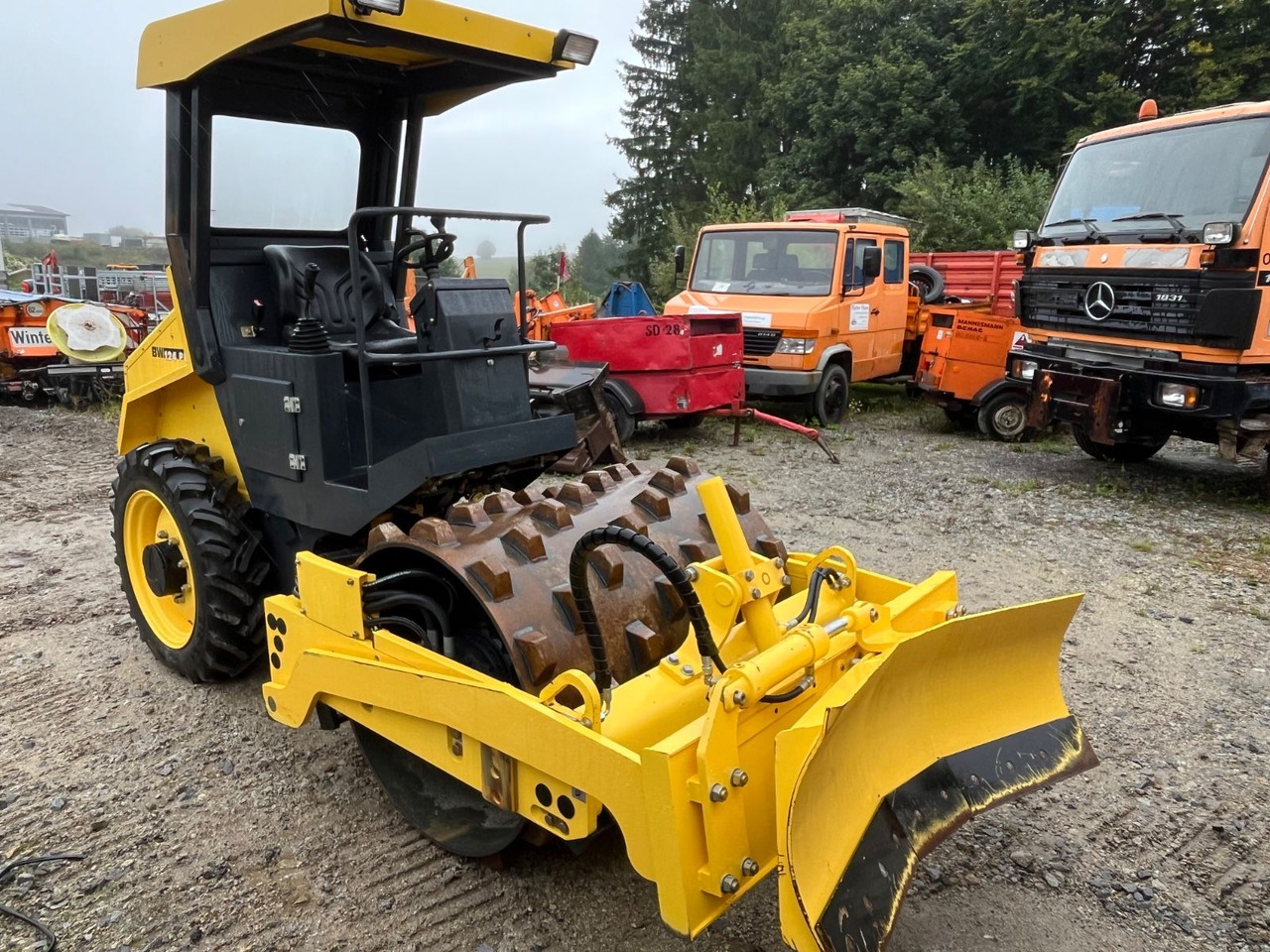 BOMAG Walzenzug BW 124 PDH-4 Planierschild 100 Bstd. - 压实机:图1 BOMAG Walzenzug BW 124 PDH-4 Planierschild 100 Bstd. - 压实机:图1