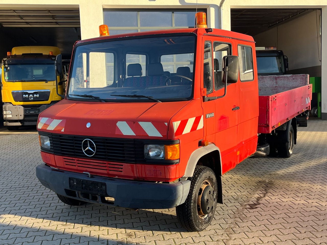 Mercedes-Benz 714D Doka Pritsche - 平板货车, 康比货车:图1 Mercedes-Benz 714D Doka Pritsche - 平板货车, 康比货车:图1