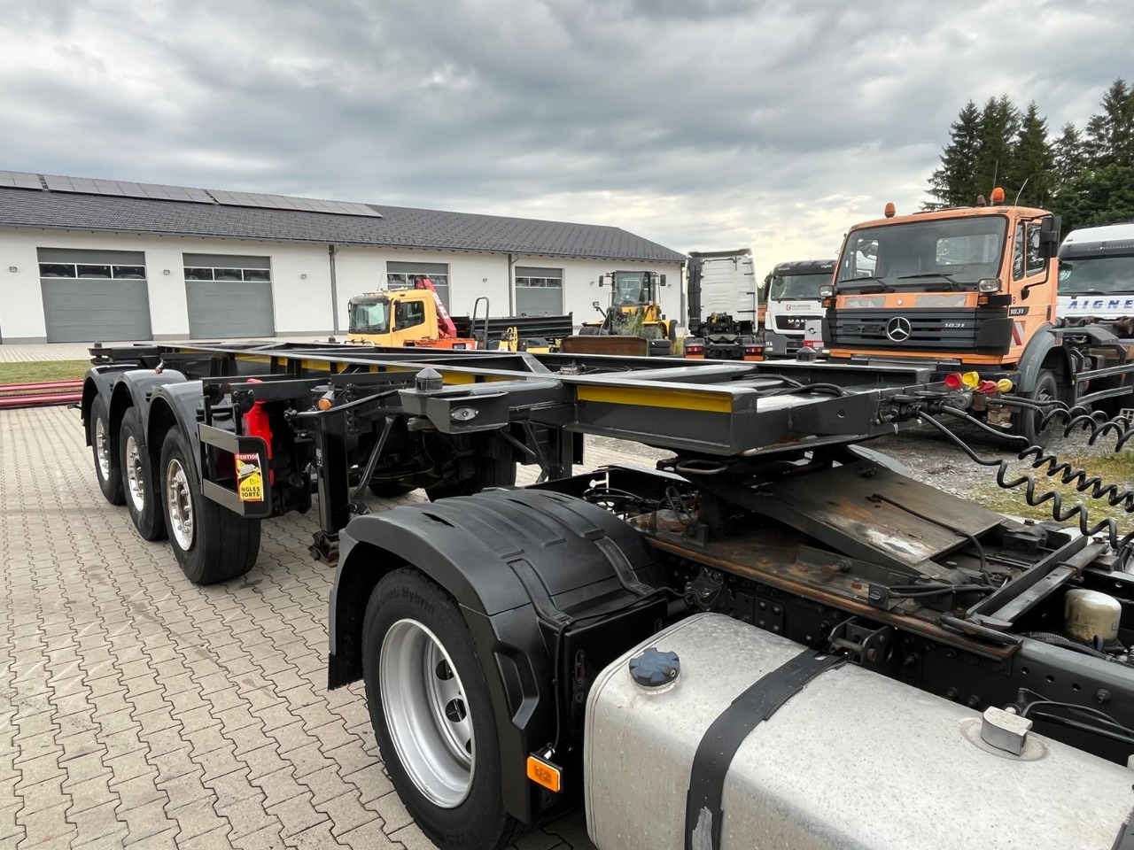 Schwarzmüller S1 R-Serie Tank Chassis ADR SAF Alufelgen - 集装箱运输车/ 可拆卸车身的半拖车:图3 Schwarzmüller S1 R-Serie Tank Chassis ADR SAF Alufelgen - 集装箱运输车/ 可拆卸车身的半拖车:图3