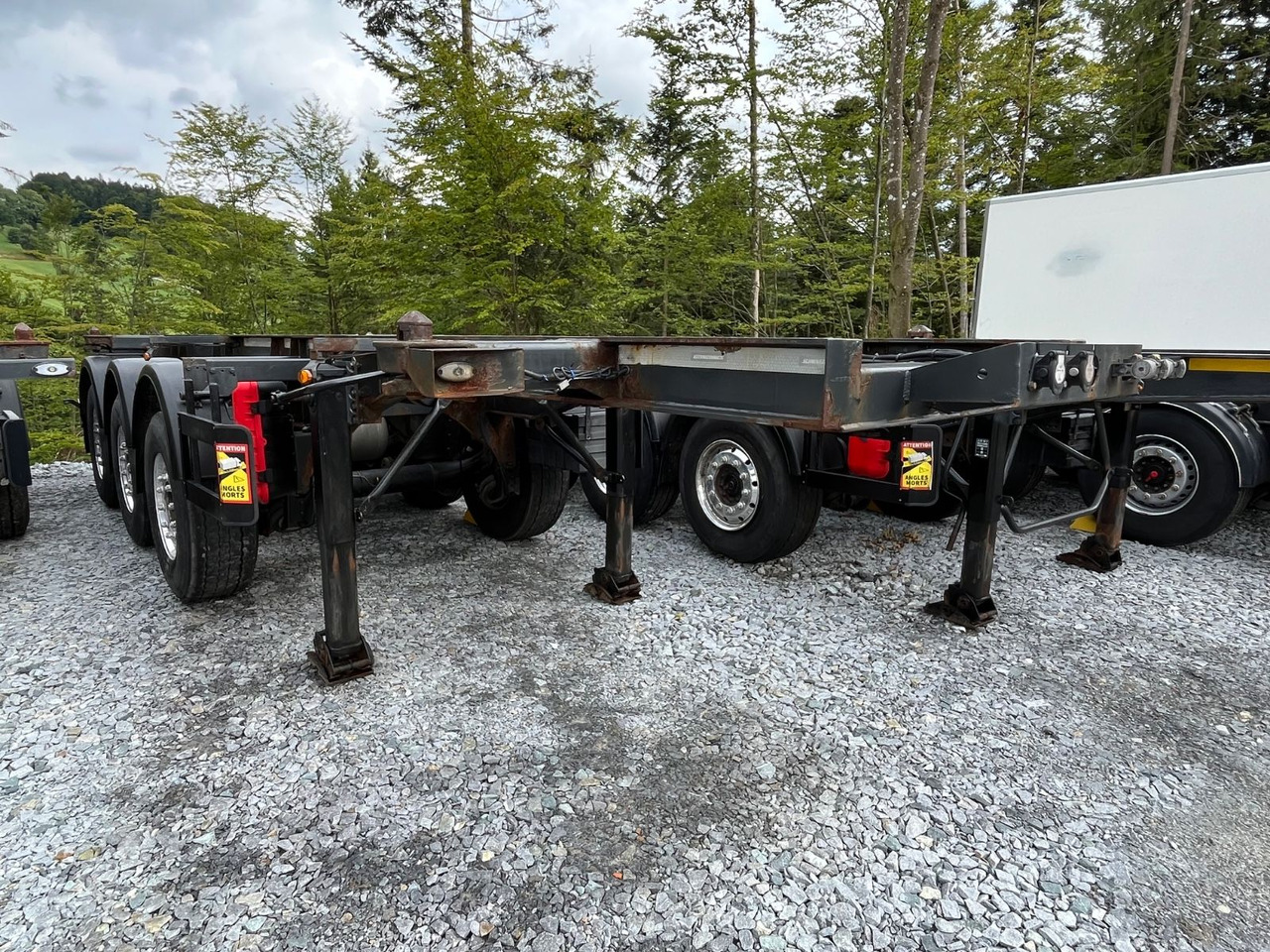 Schwarzmüller S1 R-Serie Tank Chassis ADR SAF Alufelgen - 集装箱运输车/ 可拆卸车身的半拖车:图1 Schwarzmüller S1 R-Serie Tank Chassis ADR SAF Alufelgen - 集装箱运输车/ 可拆卸车身的半拖车:图1