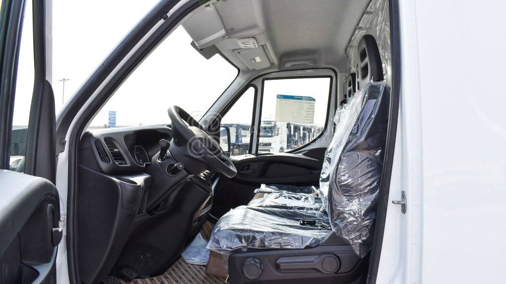 Interior photo 2: 新的 无侧窗厢式货车 IVECO Daily 50C15VH /Euro 3 Highroof Van H3 Wheelbase 4100 MY2024