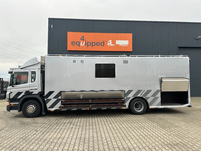 Scania P230 TOP: multifunct. ruimte met airco (camper?), 22kVA generator, hydr. steunpoten, beloopbaar dak, keuken, APK 10-2026 - 卡车:图2 Scania P230 TOP: multifunct. ruimte met airco (camper?), 22kVA generator, hydr. steunpoten, beloopbaar dak, keuken, APK 10-2026 - 卡车:图2
