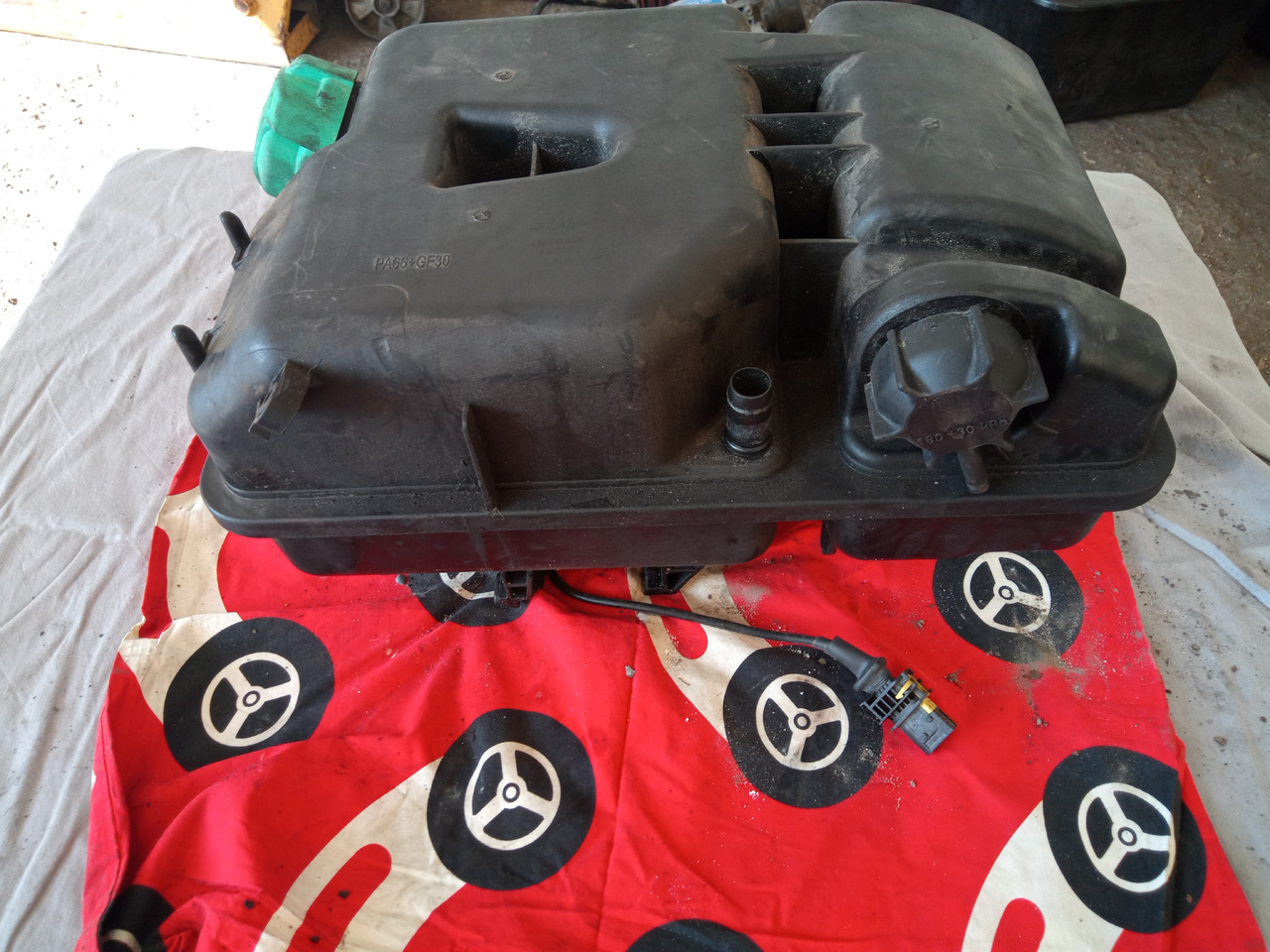 DAF XF106 - 膨胀水箱:图3 DAF XF106 - 膨胀水箱:图3