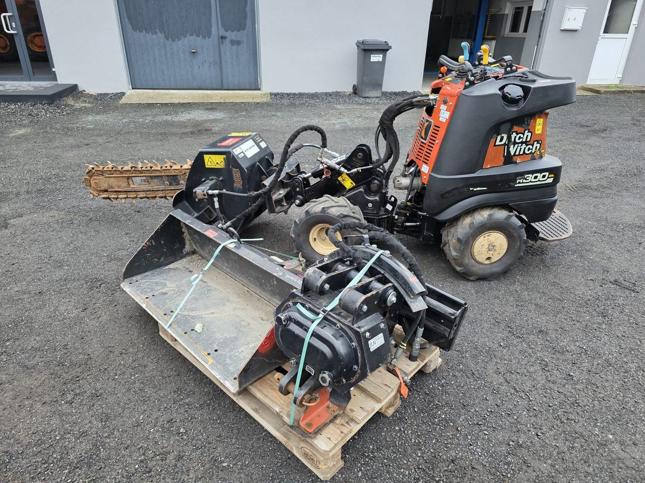 Ditch Witch R300 - 小型挖掘机:图3 Ditch Witch R300 - 小型挖掘机:图3