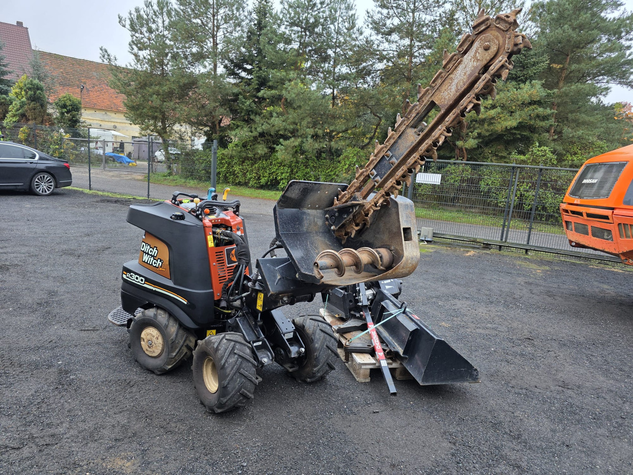 Ditch Witch R300 - 小型挖掘机:图1 Ditch Witch R300 - 小型挖掘机:图1
