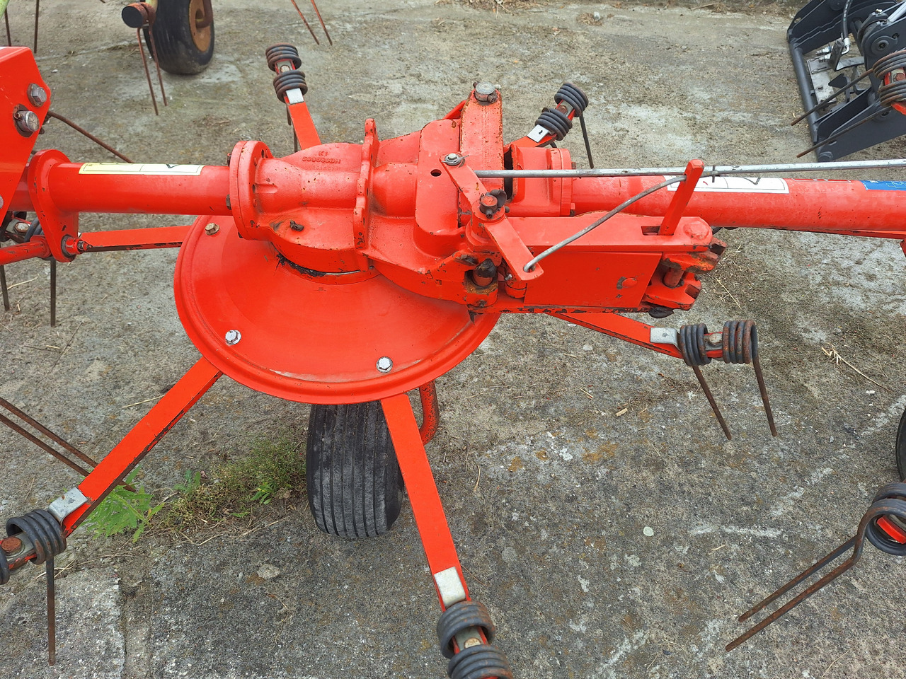 KUHN 5001T - 翻草机/ 搂草机:图5 KUHN 5001T - 翻草机/ 搂草机:图5