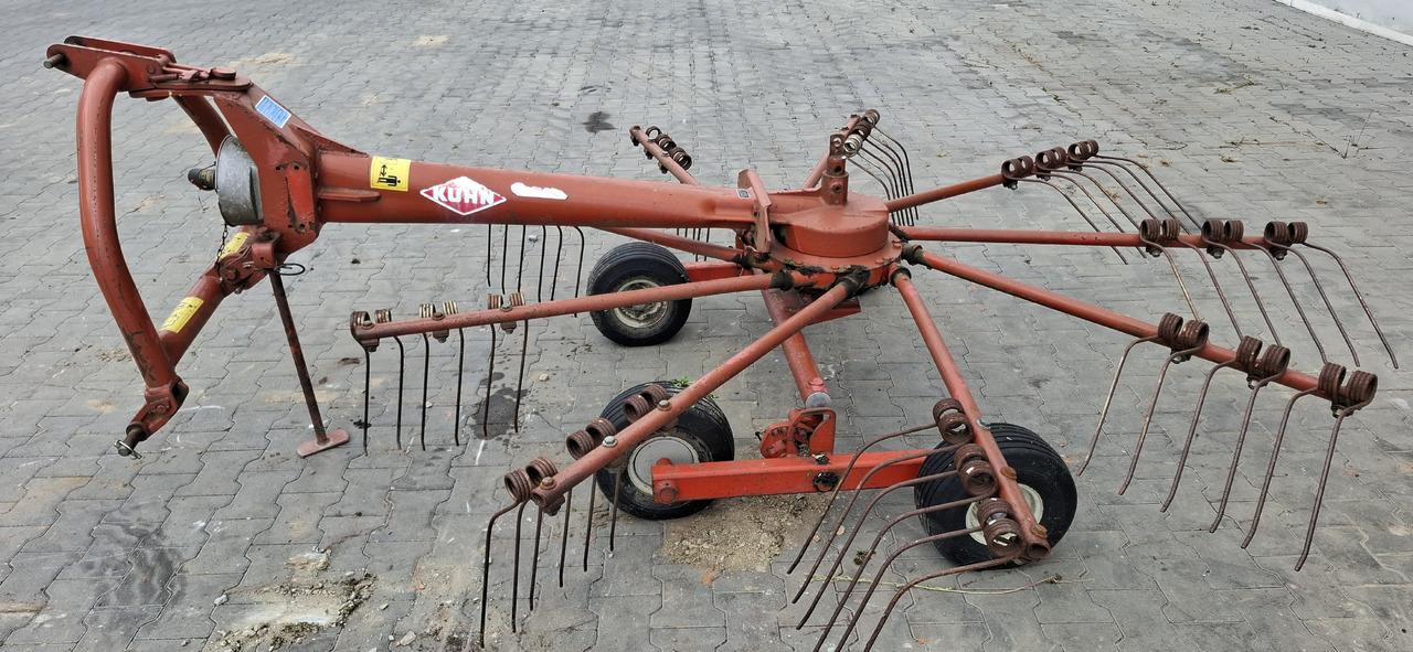 KUHN GA 300 GM - 翻草机/ 搂草机:图2 KUHN GA 300 GM - 翻草机/ 搂草机:图2