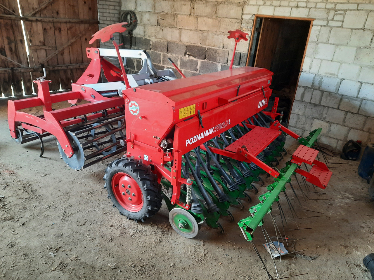 UNIA POZNANIAK 370/2.7L + ARAMIS 2,7R - 联合条播机:图2 UNIA POZNANIAK 370/2.7L + ARAMIS 2,7R - 联合条播机:图2