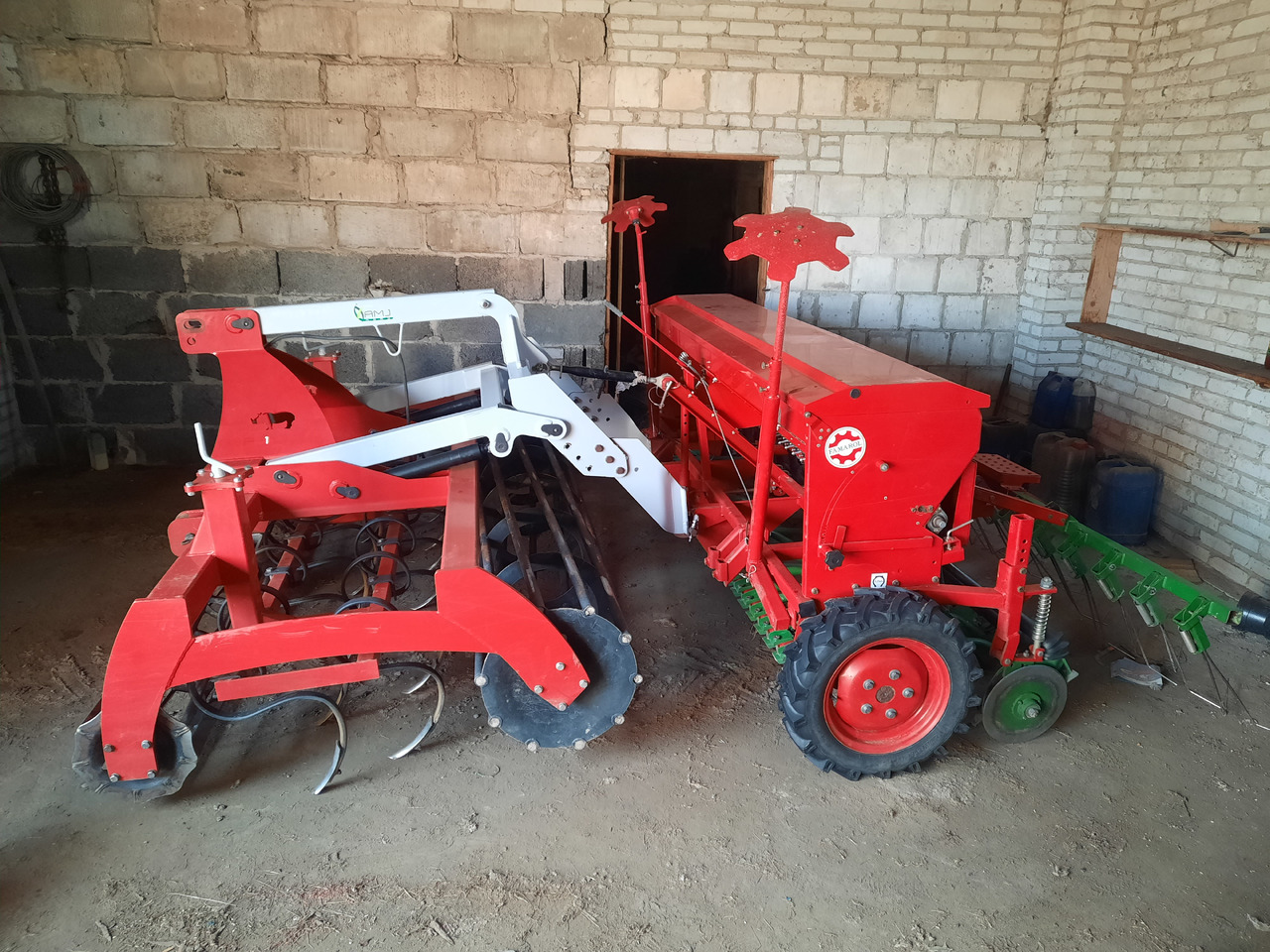 UNIA POZNANIAK 370/2.7L + ARAMIS 2,7R - 联合条播机:图1 UNIA POZNANIAK 370/2.7L + ARAMIS 2,7R - 联合条播机:图1