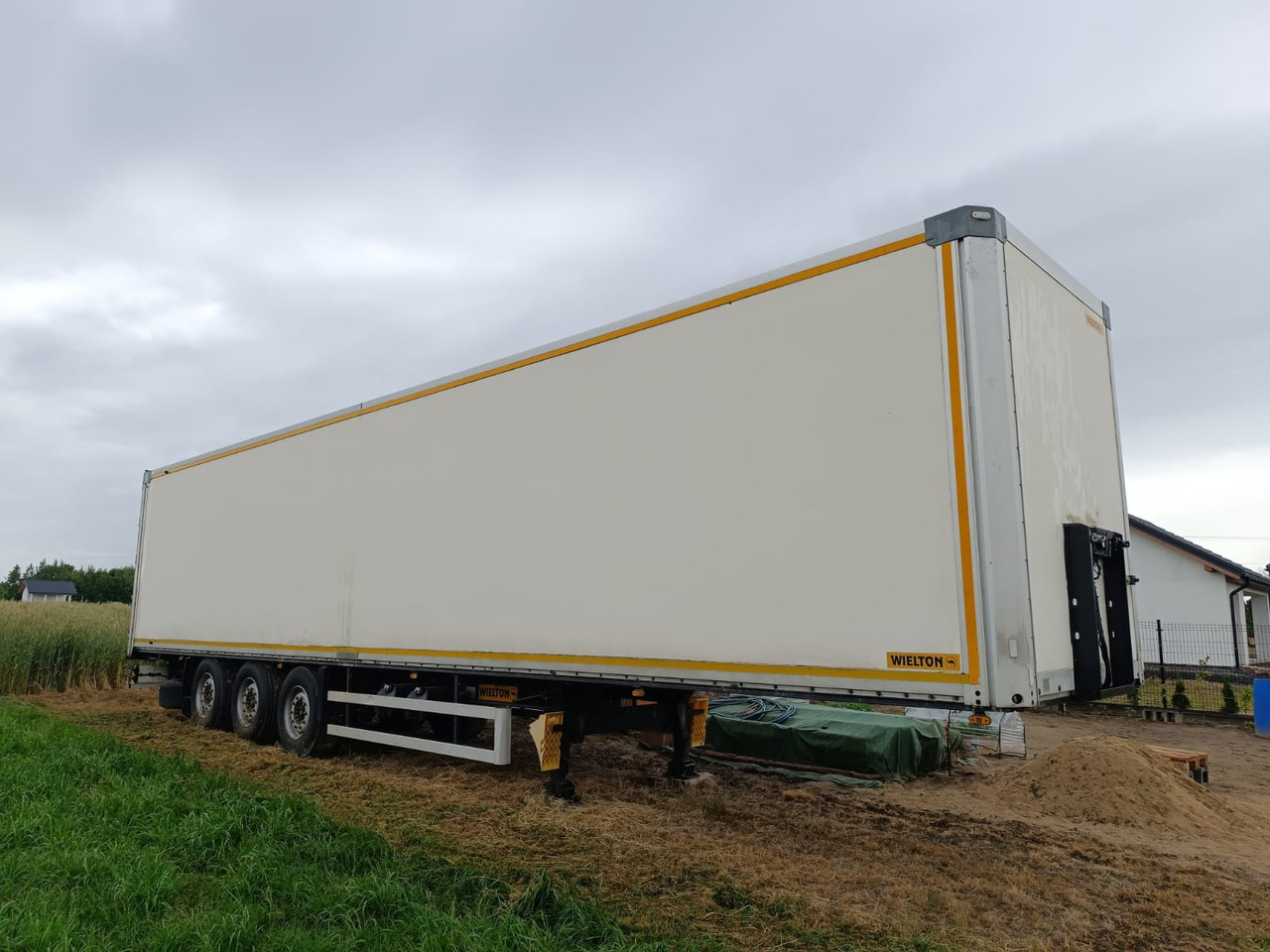 Wielton NS34FT - 封闭厢式半拖车:图1 Wielton NS34FT - 封闭厢式半拖车:图1