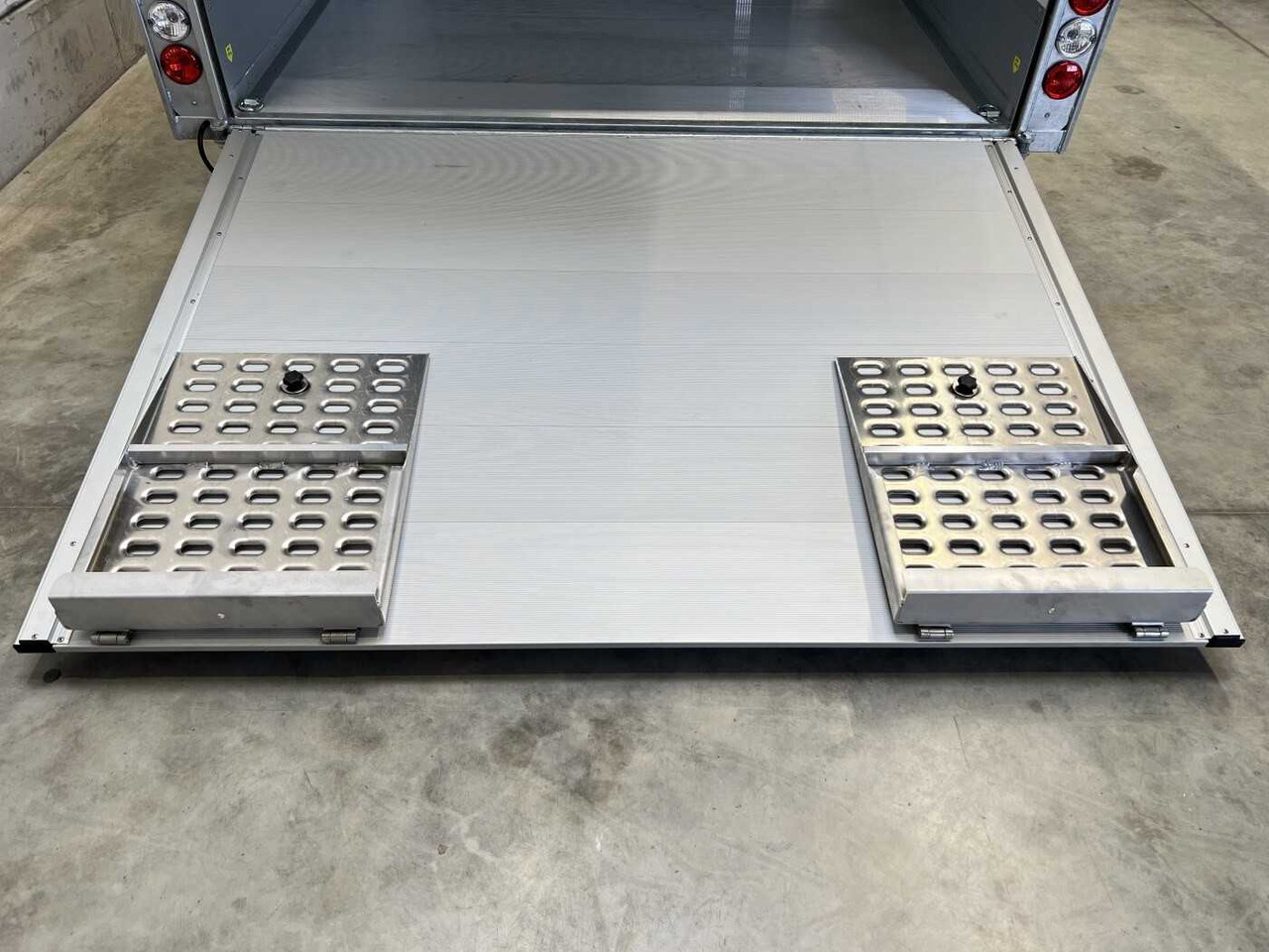 CHEVAL LIBERTE DEBON C1000 Roadster Autotransporter geschlossen - 自动转运拖车:图5 CHEVAL LIBERTE DEBON C1000 Roadster Autotransporter geschlossen - 自动转运拖车:图5