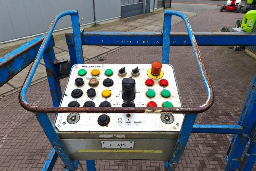 Holland Lift Megastar G-300DL30/S Diesel, 4x4x4 Drive, 33.5m Wo - 剪式升降机:图4 Holland Lift Megastar G-300DL30/S Diesel, 4x4x4 Drive, 33.5m Wo - 剪式升降机:图4