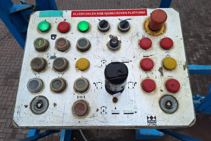 Holland Lift Megastar G300 Diesel, 4x4x4 Drive, 33.5m Working H - 剪式升降机:图4 Holland Lift Megastar G300 Diesel, 4x4x4 Drive, 33.5m Working H - 剪式升降机:图4