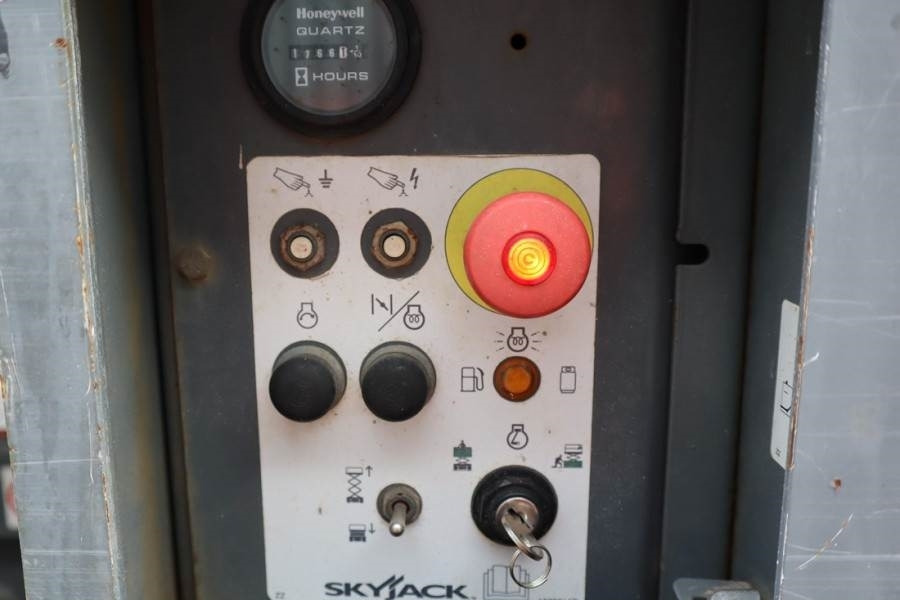 SkyJack SJ6826 Diesel, 4x4 Drive, 10m Working Height, 567k - 剪式升降机:图3 SkyJack SJ6826 Diesel, 4x4 Drive, 10m Working Height, 567k - 剪式升降机:图3