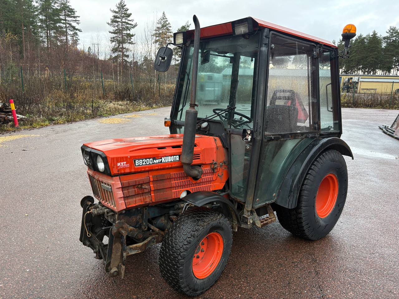 Kubota B8200 HST - 拖拉机:图1 Kubota B8200 HST - 拖拉机:图1