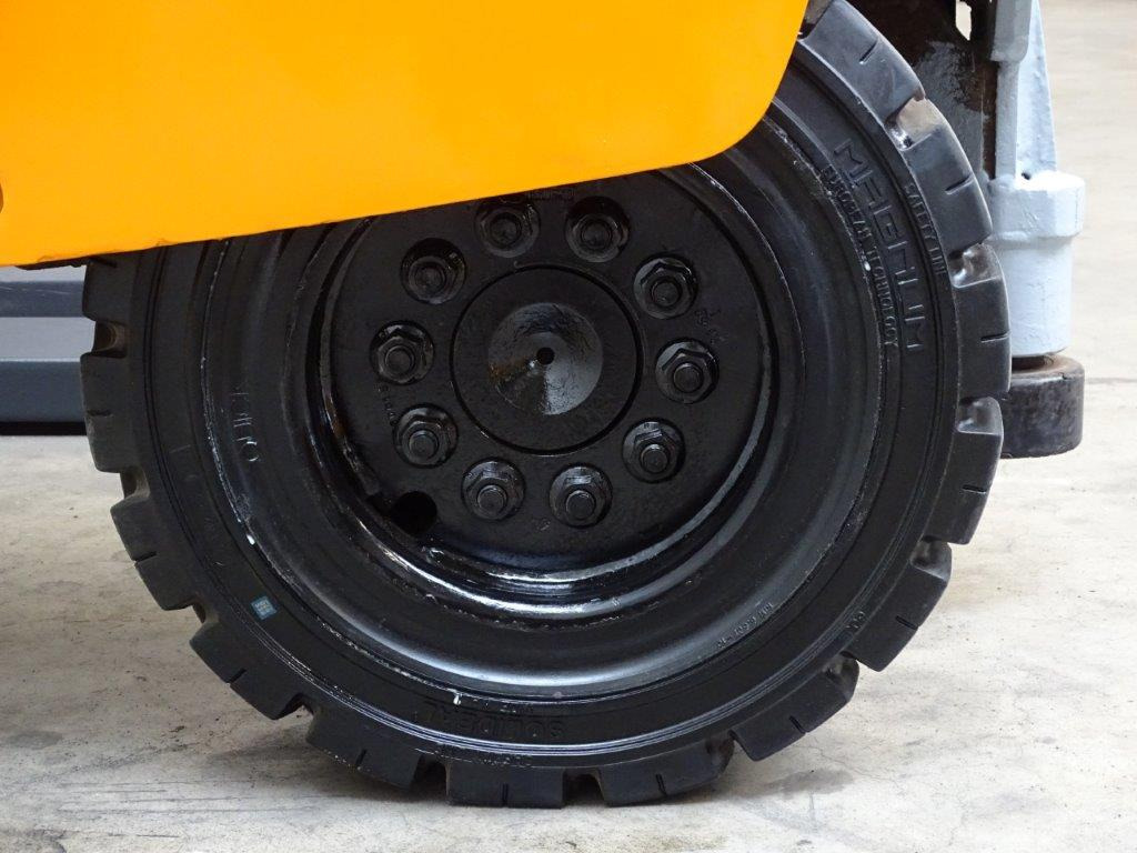 Hubtex DQ45-G - TRAVERSE - 四向前移式叉车:图2 Hubtex DQ45-G - TRAVERSE - 四向前移式叉车:图2