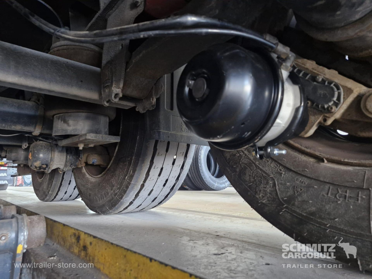 SCHMITZ Curtainsider Varios - 侧帘半拖车:图2 SCHMITZ Curtainsider Varios - 侧帘半拖车:图2