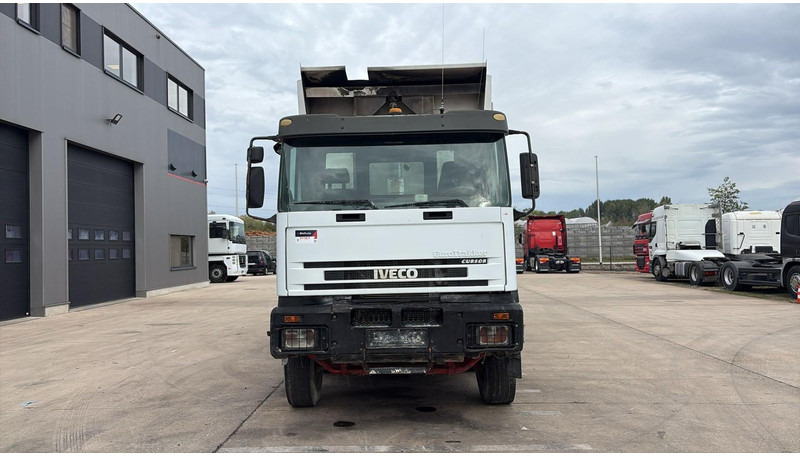 Iveco EUROTRAKKER 320 E 35 (GRAND PONT / LAMES / POMPE MANUELLE / 8X4 / CURSOR 8) - 翻斗车:图2 Iveco EUROTRAKKER 320 E 35 (GRAND PONT / LAMES / POMPE MANUELLE / 8X4 / CURSOR 8) - 翻斗车:图2