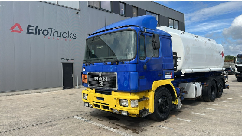 MAN 26.402 (18.000 L / 6X2 / 6 CYLINDER / FRONT STEEL / 3 COMPARTIMENTS) - 罐车:图1 MAN 26.402 (18.000 L / 6X2 / 6 CYLINDER / FRONT STEEL / 3 COMPARTIMENTS) - 罐车:图1