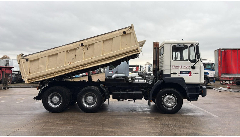 MAN 27.414 (6 CYLINDER / EURO 2 / TOP CONDITION / BONNE ETATT / GRAND PONT / LAMES / STEEL SUSP.) - 翻斗车:图3 MAN 27.414 (6 CYLINDER / EURO 2 / TOP CONDITION / BONNE ETATT / GRAND PONT / LAMES / STEEL SUSP.) - 翻斗车:图3