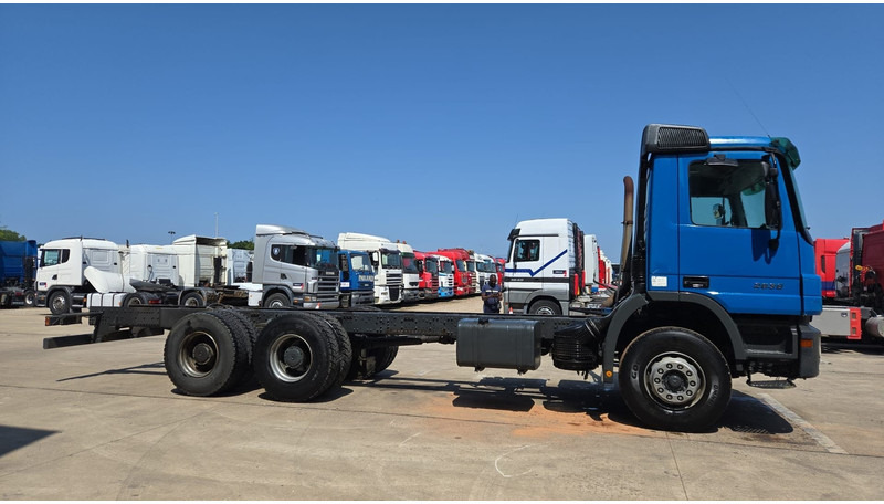 Mercedes-Benz Actros 2636 (MP2 / LAMES / STEEL SUSP. / BOITE MANUELLE / RETARDER !! / TRES PROPRE) - 驾驶室底盘卡车:图4 Mercedes-Benz Actros 2636 (MP2 / LAMES / STEEL SUSP. / BOITE MANUELLE / RETARDER !! / TRES PROPRE) - 驾驶室底盘卡车:图4