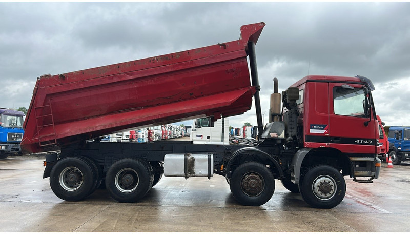 Mercedes-Benz Actros 4143 (BOITE MANUELLE / 8X8 / MANUAL GEARBOX / LAMES / GRAND PONT / BIG AXLE) - 翻斗车:图4 Mercedes-Benz Actros 4143 (BOITE MANUELLE / 8X8 / MANUAL GEARBOX / LAMES / GRAND PONT / BIG AXLE) - 翻斗车:图4