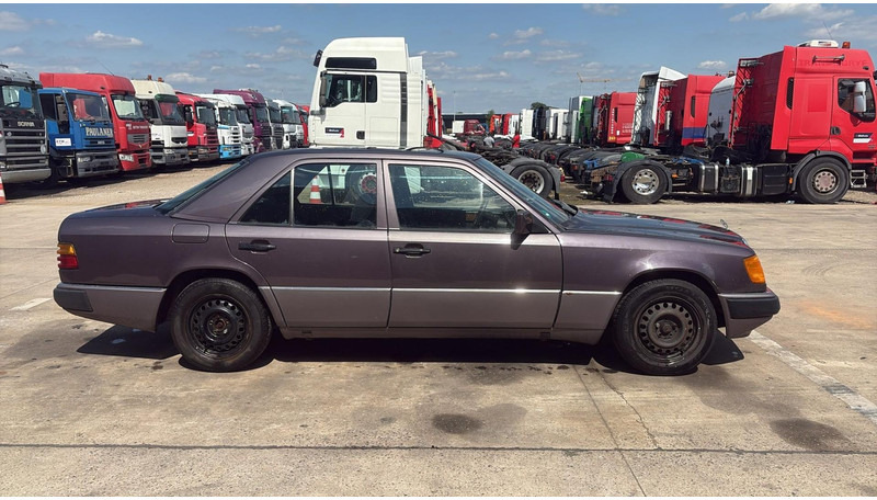 Mercedes-Benz E-Klasse 200 (GERMAN CAR / VOITURE D'ALLEMAGNE / ESSENCE / PETROL / MANUAL) - 轿车:图4 Mercedes-Benz E-Klasse 200 (GERMAN CAR / VOITURE D'ALLEMAGNE / ESSENCE / PETROL / MANUAL) - 轿车:图4