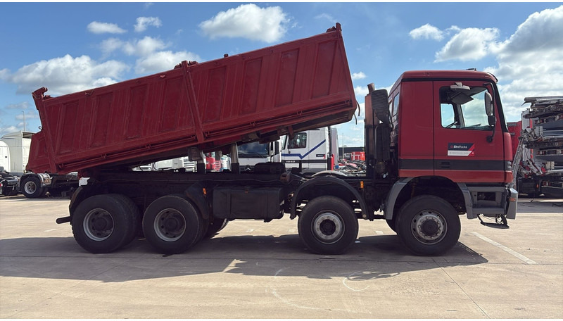 Mercedes-Benz actros 4140 (EPS / 8X6 / LAMES / GRAND PONT / GRAND BENNE / 3 PONTS / TRES BONNE ETAT) - 翻斗车:图4 Mercedes-Benz actros 4140 (EPS / 8X6 / LAMES / GRAND PONT / GRAND BENNE / 3 PONTS / TRES BONNE ETAT) - 翻斗车:图4