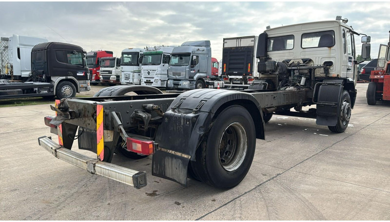 Volvo FL 220 (FULL STEEL SUSP. / 10 BOLTS / 18 TONS / VERY CLEAN CHASSIS !!! / CHASSIS 5.50M LENGHT) - 驾驶室底盘卡车:图4 Volvo FL 220 (FULL STEEL SUSP. / 10 BOLTS / 18 TONS / VERY CLEAN CHASSIS !!! / CHASSIS 5.50M LENGHT) - 驾驶室底盘卡车:图4