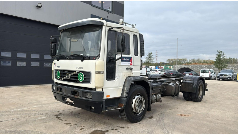 Volvo FL 220 (FULL STEEL SUSP. / 10 BOLTS / 18 TONS / VERY CLEAN CHASSIS !!! / CHASSIS 5.50M LENGHT) - 驾驶室底盘卡车:图1 Volvo FL 220 (FULL STEEL SUSP. / 10 BOLTS / 18 TONS / VERY CLEAN CHASSIS !!! / CHASSIS 5.50M LENGHT) - 驾驶室底盘卡车:图1