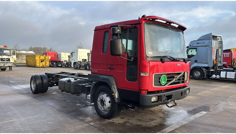 Volvo FL 220 (MANUAL GEARBOX / BOITE MANUELLE) - 驾驶室底盘卡车:图3 Volvo FL 220 (MANUAL GEARBOX / BOITE MANUELLE) - 驾驶室底盘卡车:图3