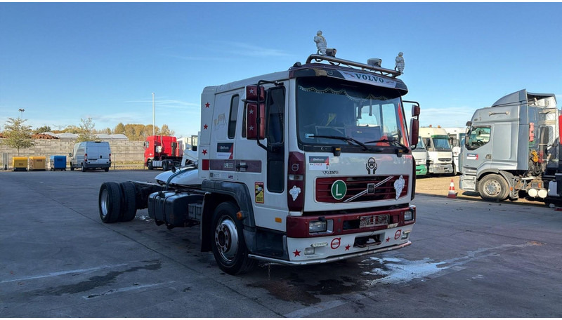 Volvo FL 6 - 220 (MANUAL GEARBOX / BOITE MANUELLE / 8 TONNES) - 驾驶室底盘卡车:图2 Volvo FL 6 - 220 (MANUAL GEARBOX / BOITE MANUELLE / 8 TONNES) - 驾驶室底盘卡车:图2