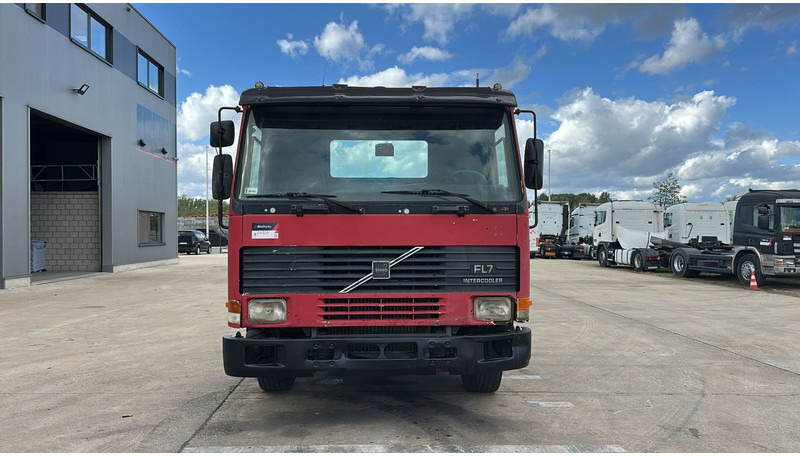 Volvo FL 7 - 260 (6X4 / LAMES / POMPE MANUELLE / MANUAL PUMP / STEEL SUSP.) - 驾驶室底盘卡车:图4 Volvo FL 7 - 260 (6X4 / LAMES / POMPE MANUELLE / MANUAL PUMP / STEEL SUSP.) - 驾驶室底盘卡车:图4